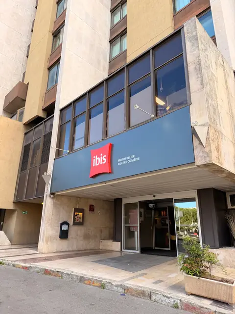 Enseigne d'hôtel rénovée à Montpellier après intervention